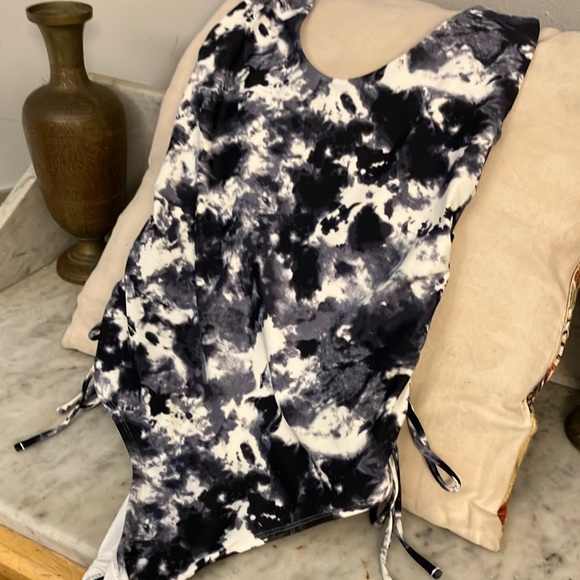 Women's aerie Swimsuit Black and White Tie-Dye Swimsuit!! L - Picture 6 of 9